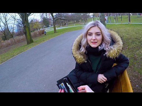 ❤️ Sluk 'n vreemdeling se warm kom vir geld - blowjob in the park deur Eva Elfie Porno by ons ❌